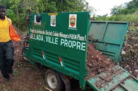 Recogida de los depositos de basura de la ciudad de Allada