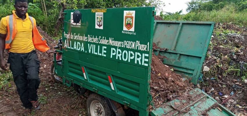 Recogida de los depositos de basura de la ciudad de Allada